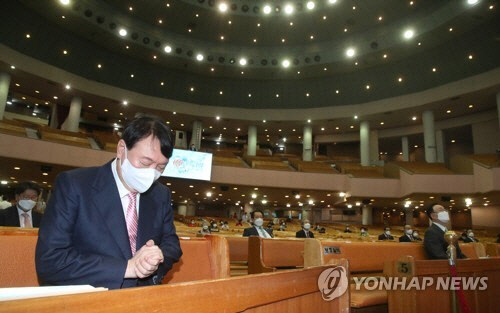 순복음교회에서 기도하고 있는 윤석열 전 검찰총장(사진=연합뉴스)